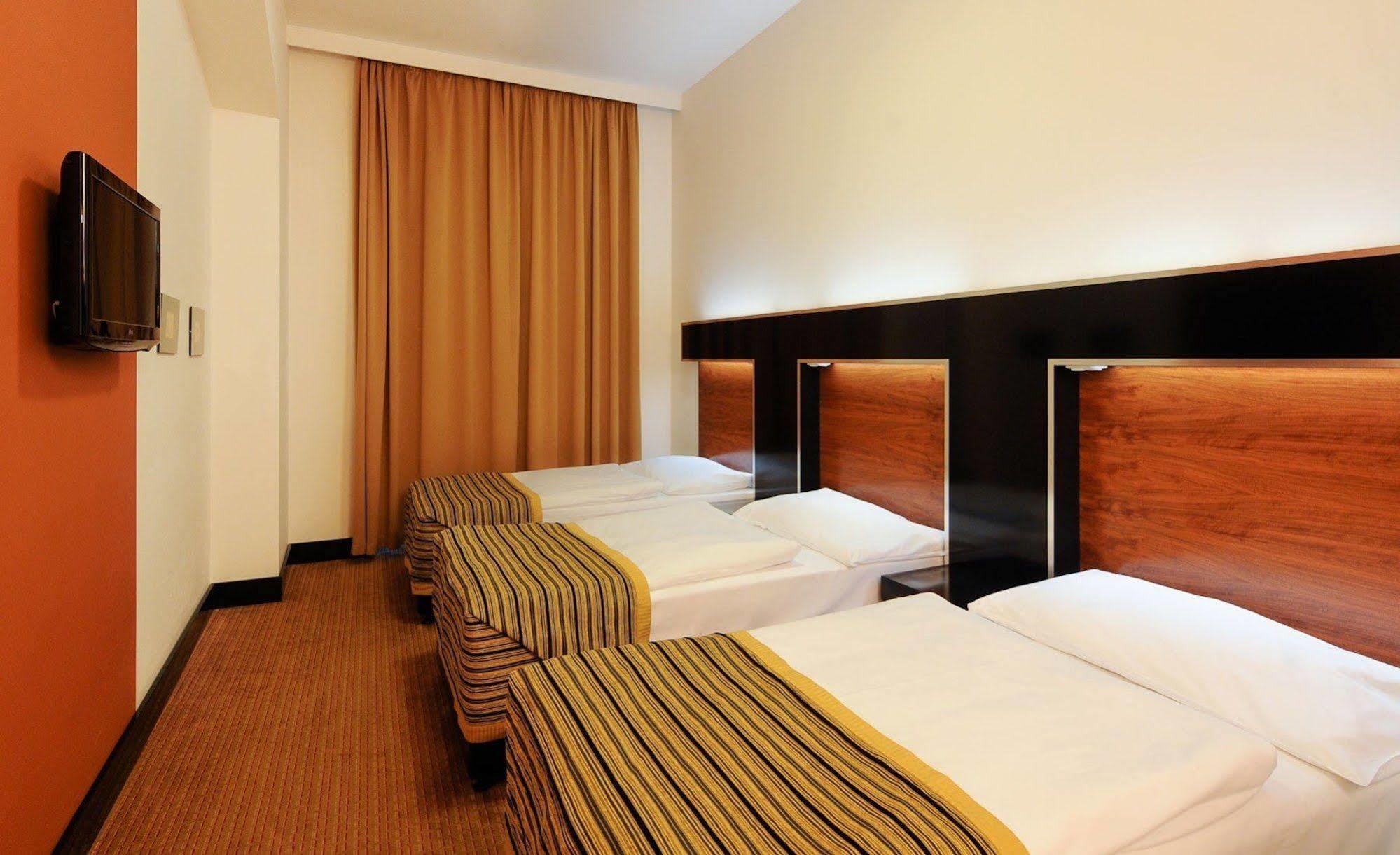 Tunduk Hostel Bishkek Luaran gambar