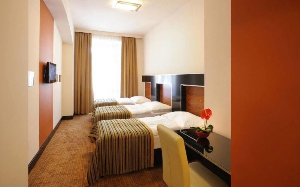 Tunduk Hostel Bishkek Luaran gambar